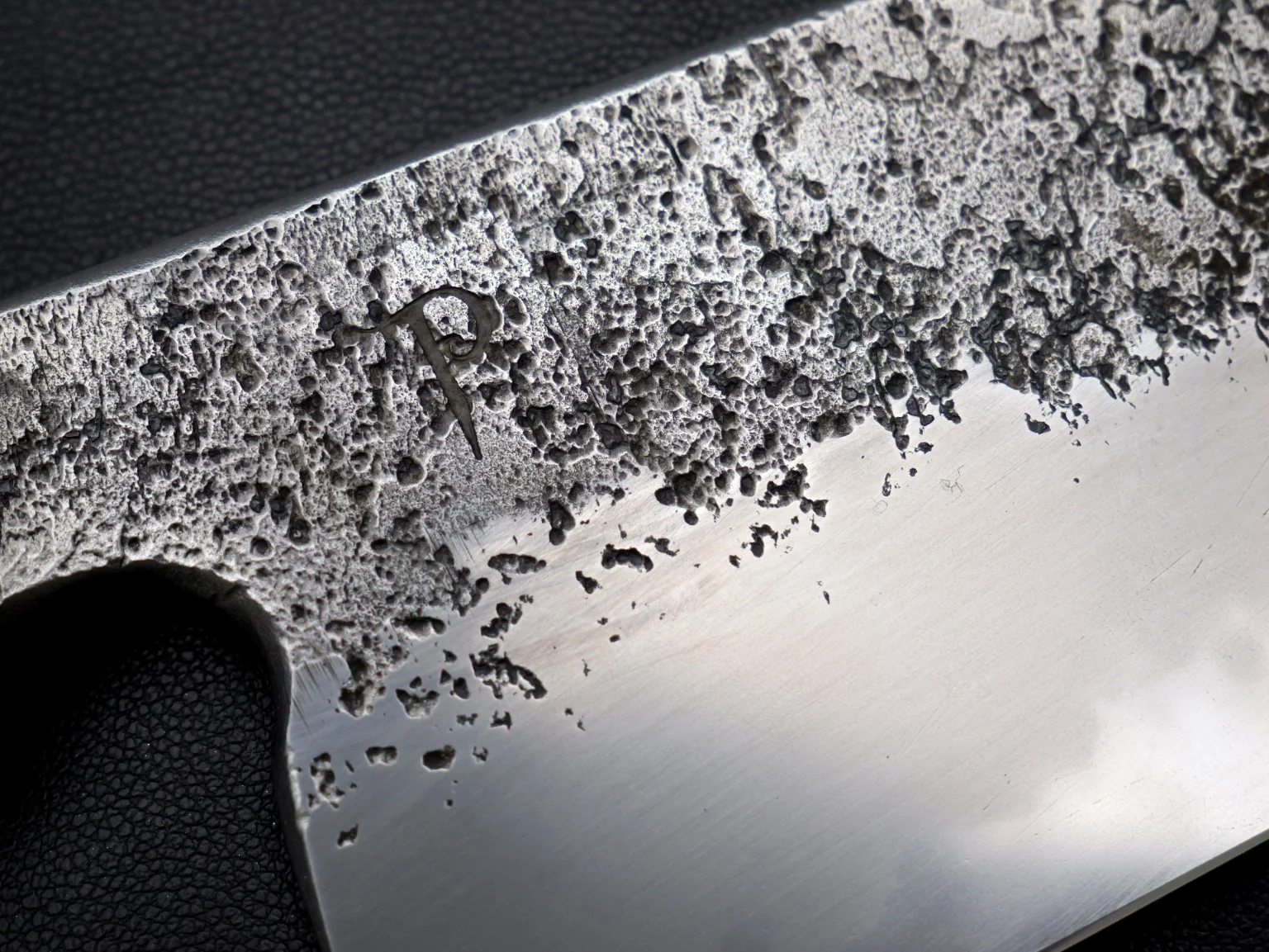Natural-stone-finished cladding and polished cutting geometry