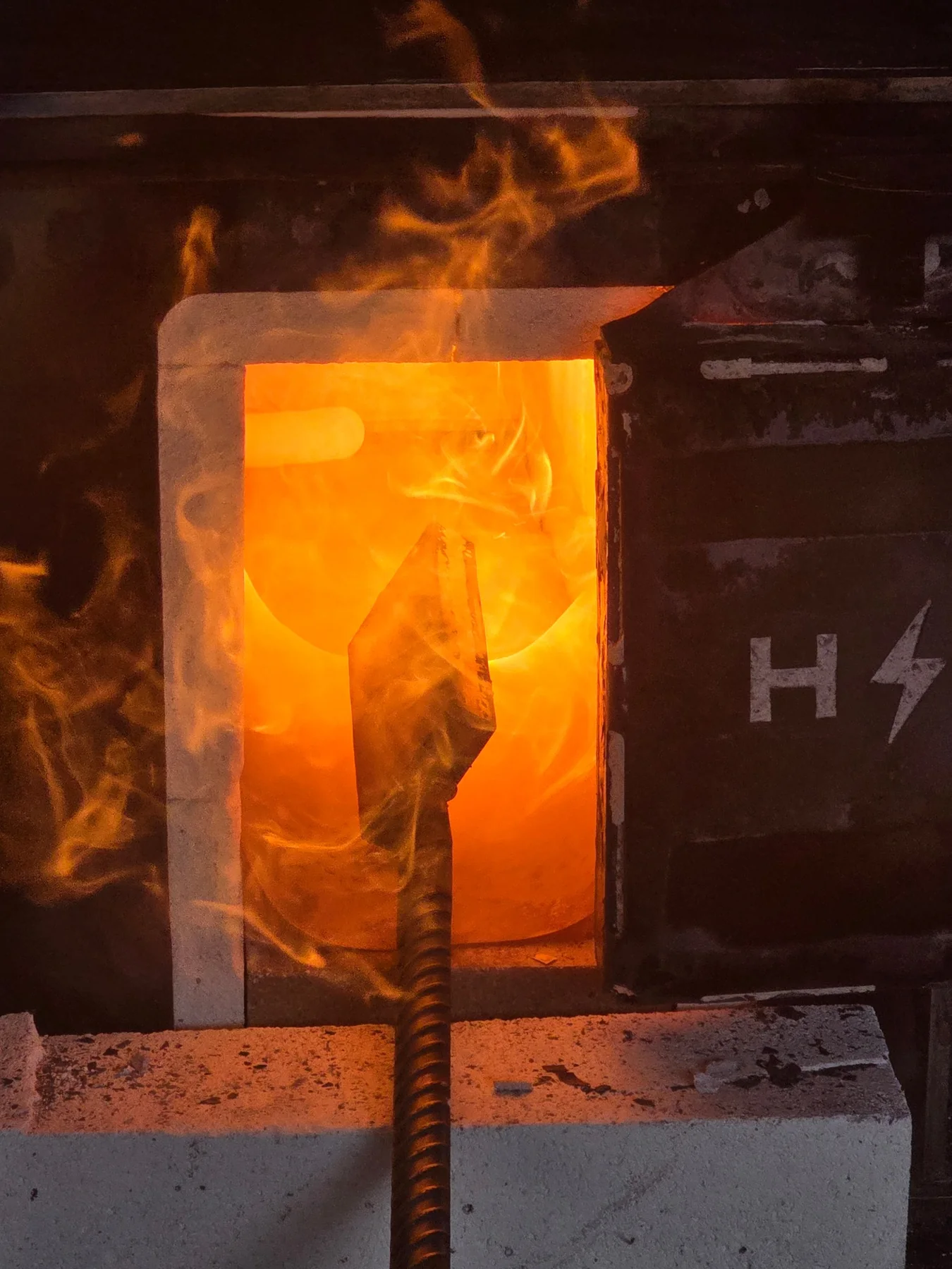 Blade heating in a glowing forge